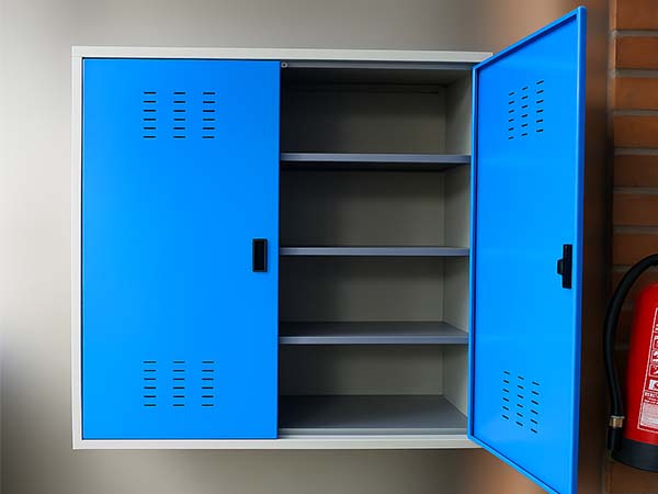 armario azul abierto